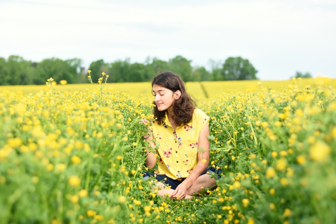 sister's buttercup photoshoot (4)